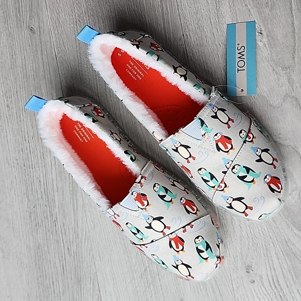 NWT - TOMS youth alpargata fuzzy penguins